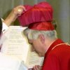 Папа Павел VI возлагает кардинальскую биретту на Ратцингера
